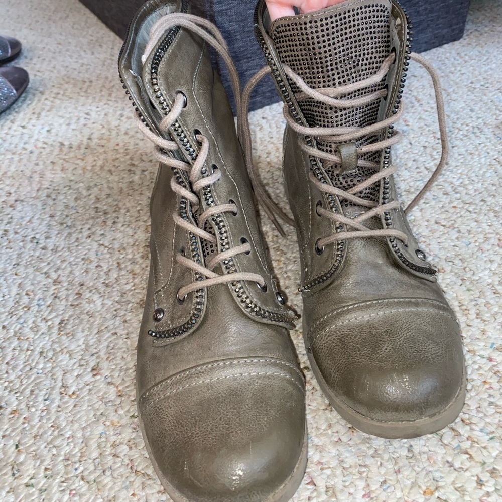 Guess boots